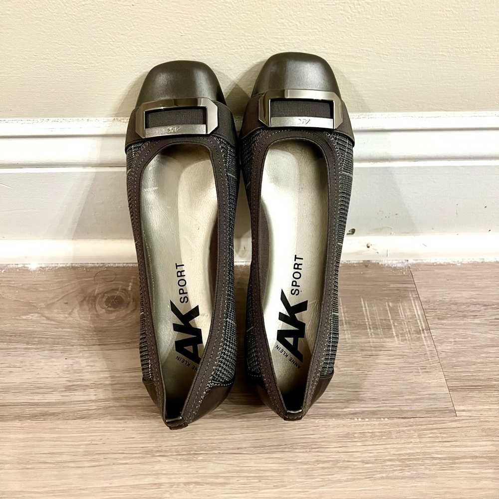 NWOT Anne Klein AK Sport Flats Women’s 7.5M Gray Textile Buckle Slip-On - Picture 2 of 7